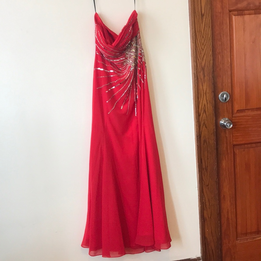 Long sleeveless dress